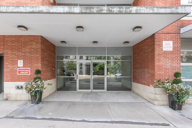 309-601 Kingston Rd in Toronto, ON - Building Photo - Building Photo