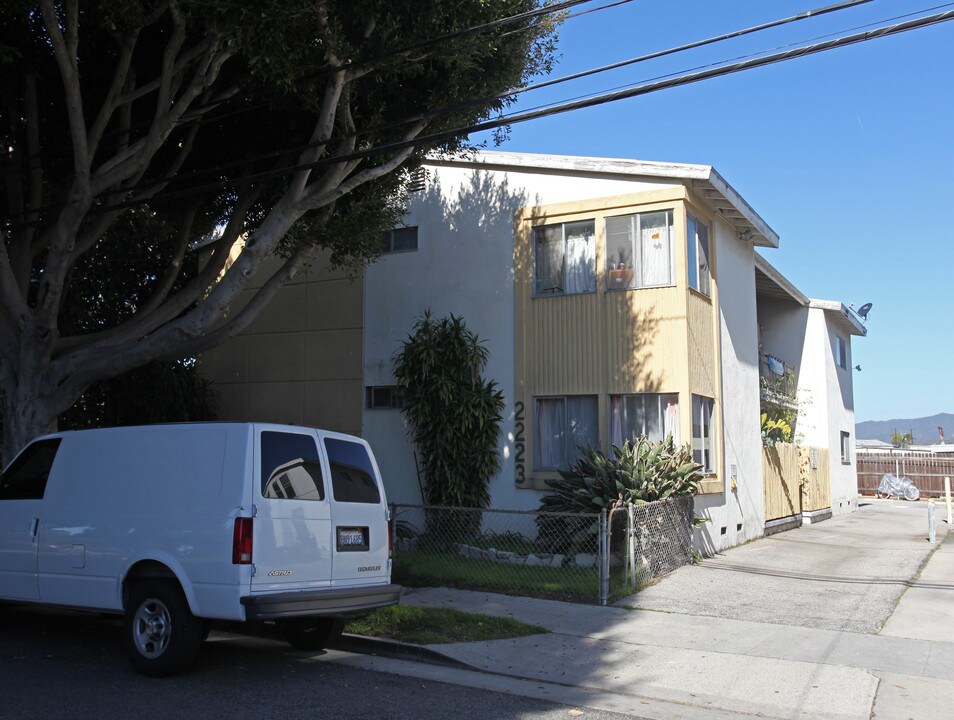 2223 Virginia Ave in Santa Monica, CA - Building Photo