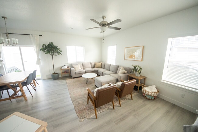 4887 E Breezy Patch Rd in Eagle Mountain, UT - Foto de edificio - Building Photo