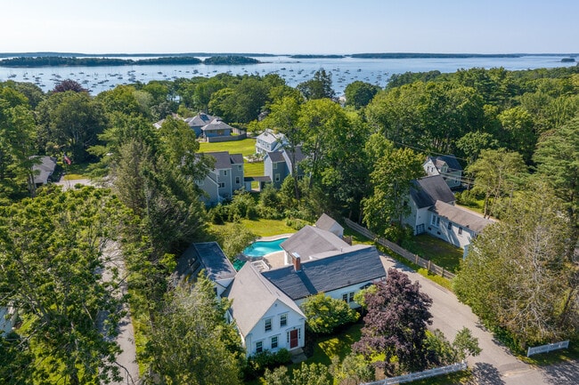 239 Foreside Rd in Falmouth, ME - Building Photo - Building Photo