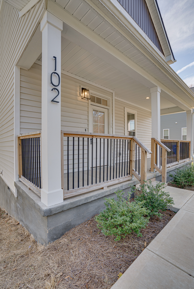 102 Barnhill St in Durham, NC - Foto de edificio - Building Photo