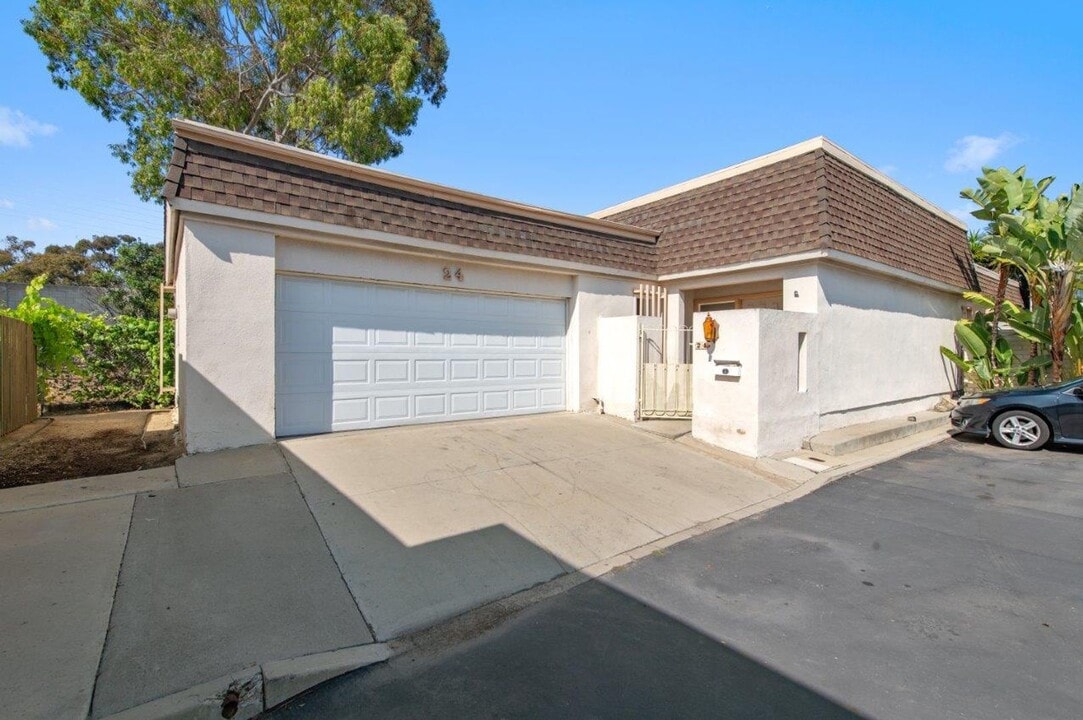 24 Queens Wreath Way in Irvine, CA - Building Photo