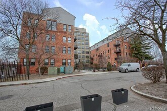 6533 E Jefferson Ave, Unit 421 in Detroit, MI - Building Photo - Building Photo