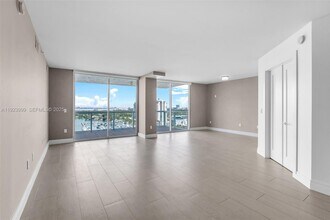 10 Venetian Way in Miami Beach, FL - Building Photo - Building Photo