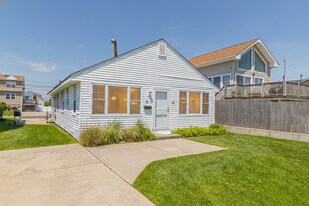 14 Lee Pl in Amityville, NY - Building Photo