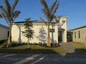 6311 Pigeon Plum Way in Bradenton, FL - Building Photo - Building Photo