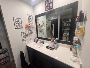 642 Wyatt Wy in Jarrell, TX - Foto de edificio - Building Photo