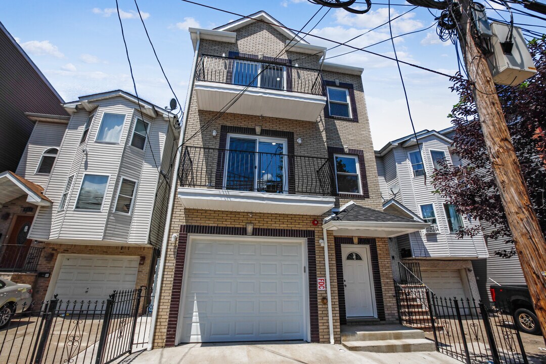 449 S 18th St in Newark, NJ - Building Photo