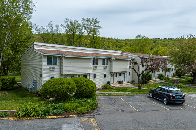 River Run Condominiums in New Hartford, CT - Building Photo - Building Photo