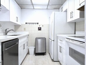 300 NW 107th Ave in Miami, FL - Building Photo - Building Photo