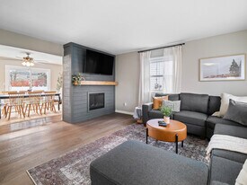 4861 Pineview Dr in Vermilion, OH - Building Photo