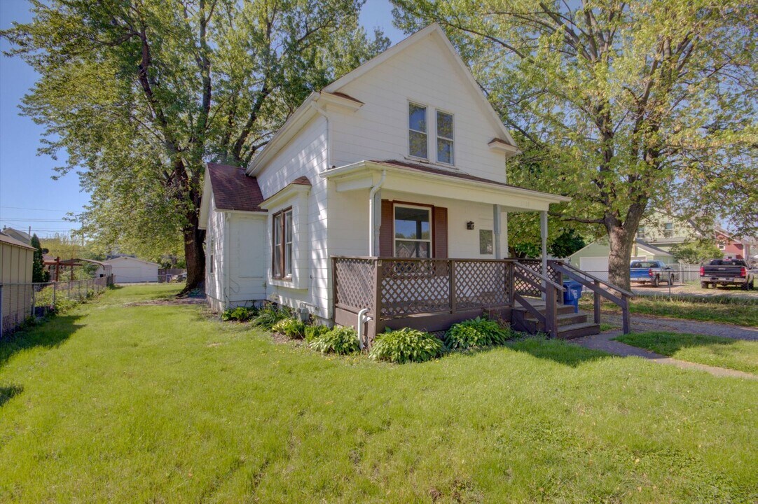 2131 Dixwell St in Davenport, IA - Building Photo