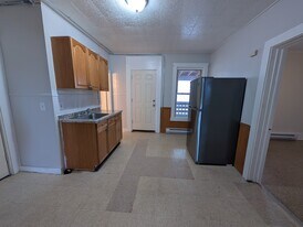 224 Lyman St, Unit 3R in Holyoke, MA - Building Photo