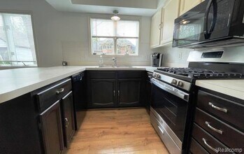 2145 Lakeshire Dr in West Bloomfield Township, MI - Building Photo - Building Photo