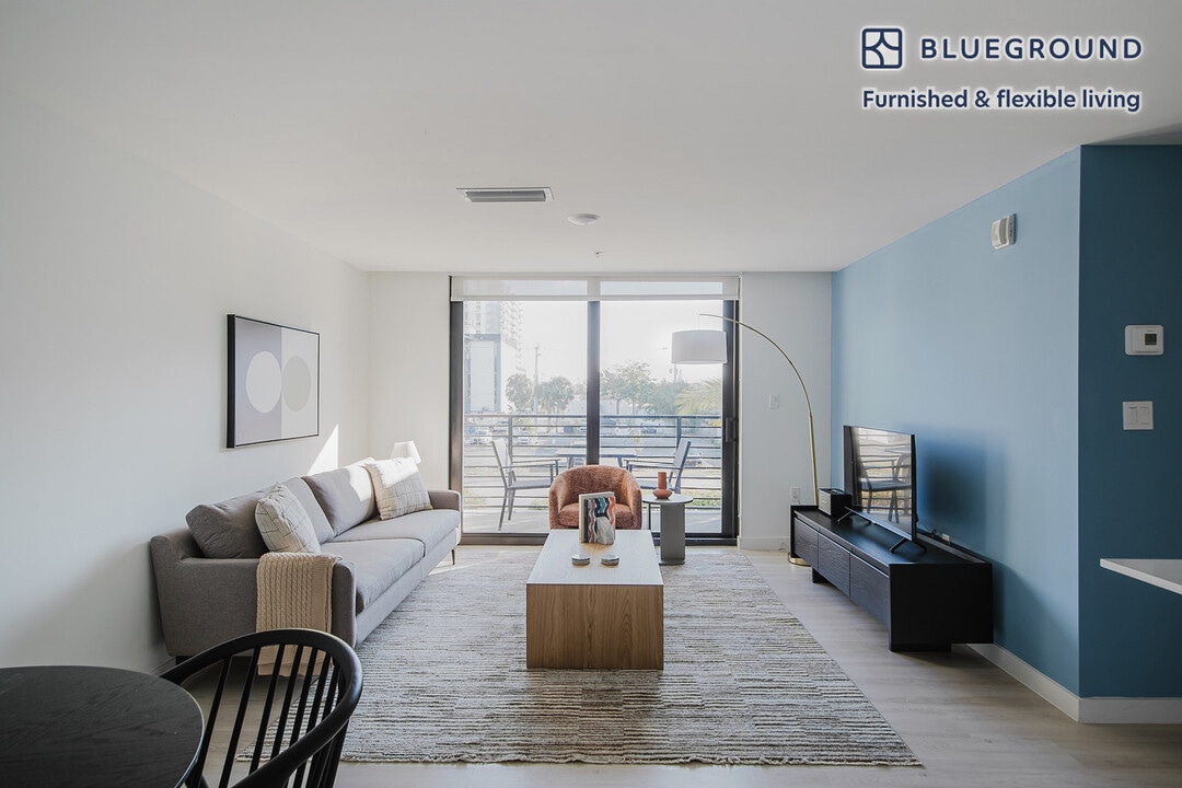 2201 Polk St in Hollywood, FL - Building Photo
