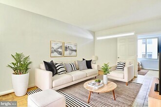 1727 Massachusetts Ave NW in Washington, DC - Foto de edificio - Building Photo