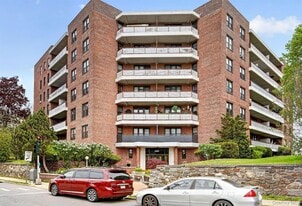 325 King St in Port Chester, NY - Building Photo