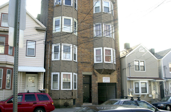 Apartments at 56 Jefferson St in Newark, NJ - Foto de edificio - Building Photo