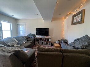 23 Weitz St, Unit 2 in Boston, MA - Foto de edificio - Building Photo