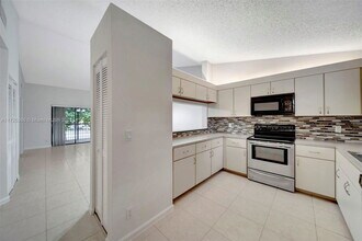 204 Congressional Way in Deerfield Beach, FL - Building Photo - Building Photo
