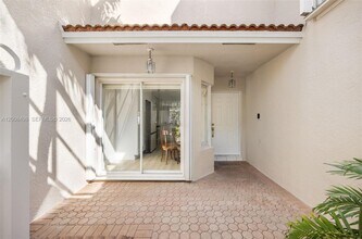 10233 NW 52nd Ln in Doral, FL - Building Photo - Building Photo