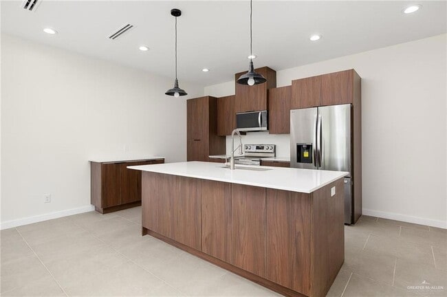 912 Bicentennial Blvd in McAllen, TX - Building Photo - Building Photo