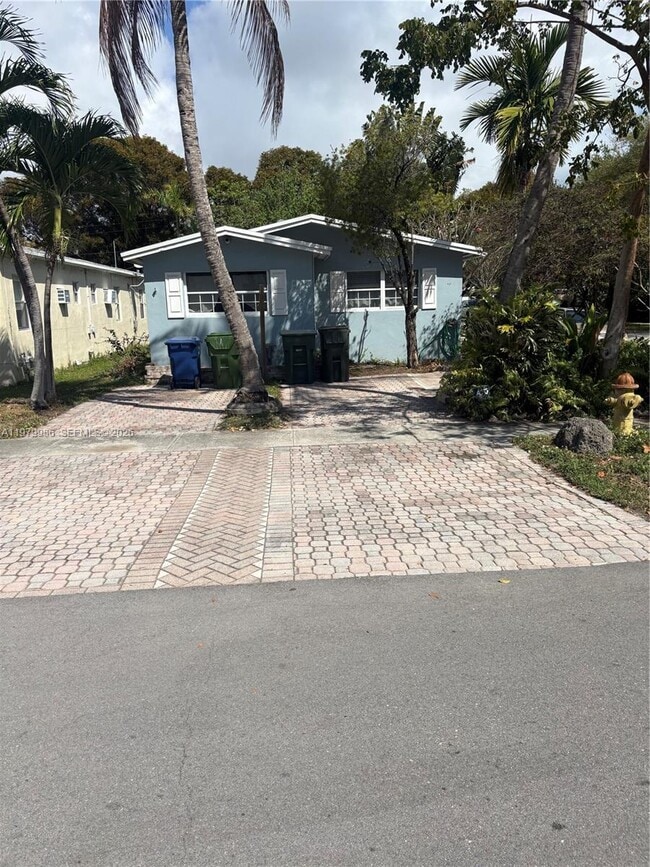 729 NE 2nd Ct in Hallandale Beach, FL - Building Photo - Building Photo