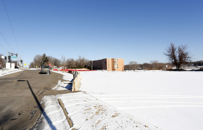 Tanners Lake Apartments in Oakdale, MN - Building Photo - Building Photo