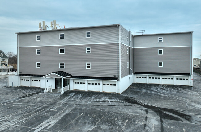 Ocean Crest Condominiums in Hampton, NH - Building Photo - Building Photo