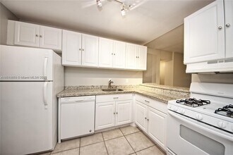 6886 N Kendall Dr in Pinecrest, FL - Building Photo - Building Photo