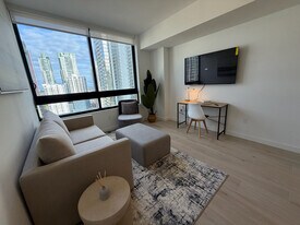 225 N Miami Ave in Miami, FL - Building Photo