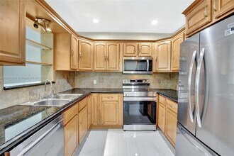 100 N Hibiscus Ct in Plantation, FL - Building Photo - Building Photo
