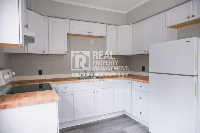 27 Rochester St in Berwick, ME - Building Photo - Building Photo