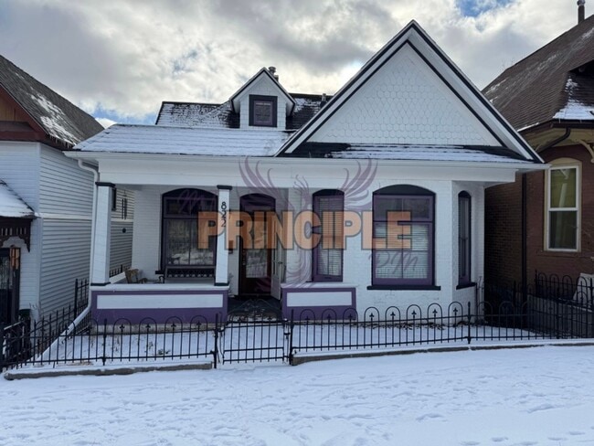 property at 822 W Broadway St