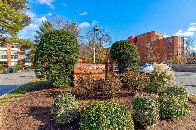 995 Massachusetts Ave in Arlington, MA - Foto de edificio - Building Photo