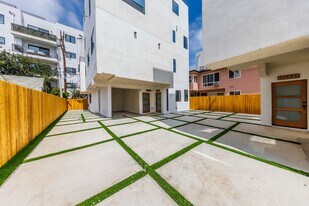 1063 S Corning St in Los Angeles, CA - Building Photo