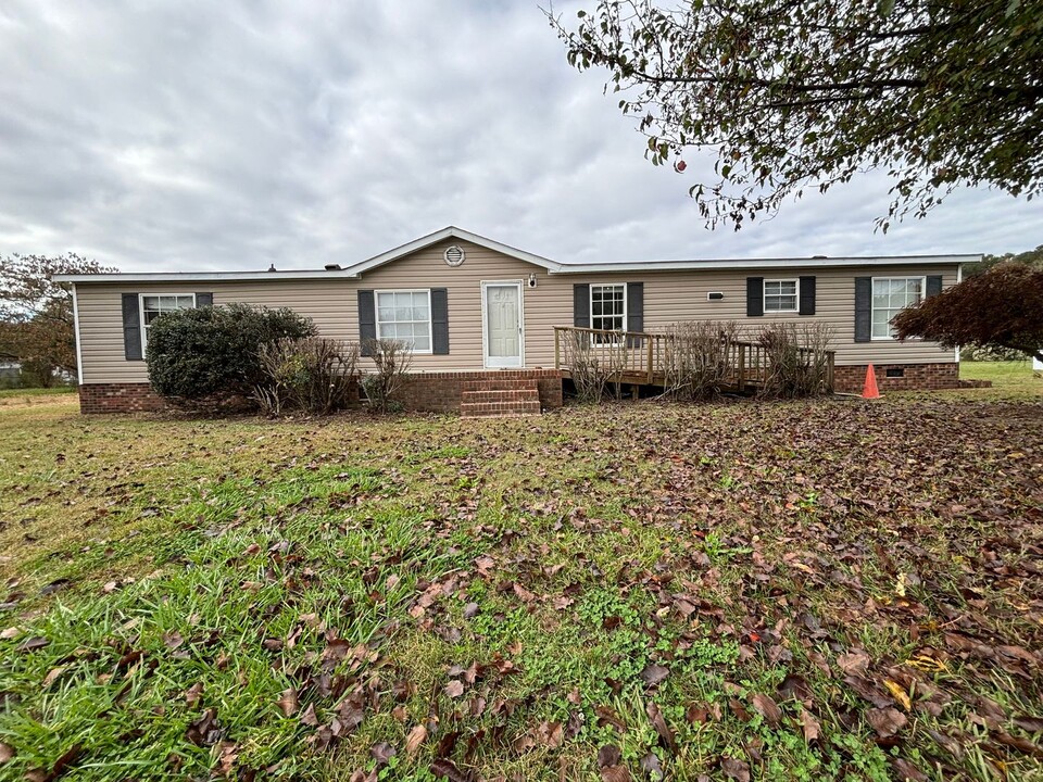 105 Duck Ridge Dr in Pikeville, NC - Building Photo