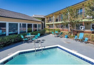 311 Highland Cross Dr in Houston, TX - Building Photo - Building Photo