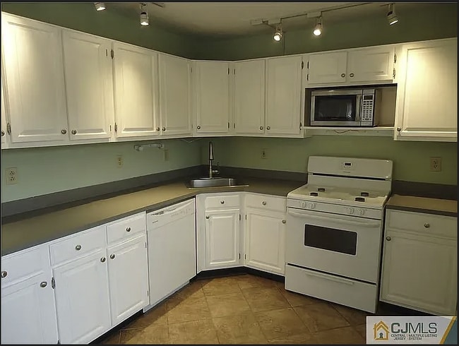 3 Pembrook Ave in North Brunswick, NJ - Building Photo - Building Photo