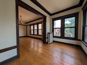 2421 N Sawyer Ave, Unit 2e in Chicago, IL - Foto de edificio - Building Photo