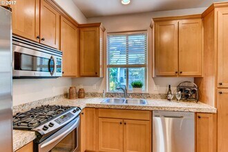 1916 NE 49th Way in Hillsboro, OR - Foto de edificio - Building Photo