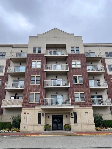 9440 S 51st Ave, Unit 306 in Oak Lawn, IL - Building Photo