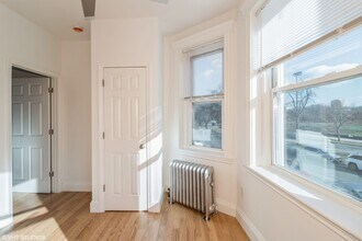 69 Park Dr, Unit 11 in Boston, MA - Foto de edificio - Building Photo