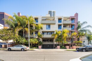 The Courtyard Villas in Los Angeles, CA - Building Photo