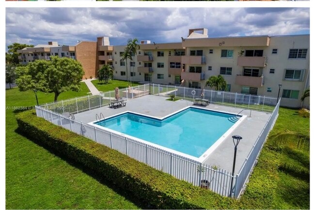 10300 SW 24th St, Unit C25 in Miami, FL - Foto de edificio - Building Photo