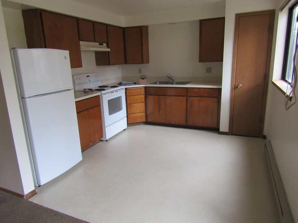 2424 University Place in Cheney, WA - Foto de edificio