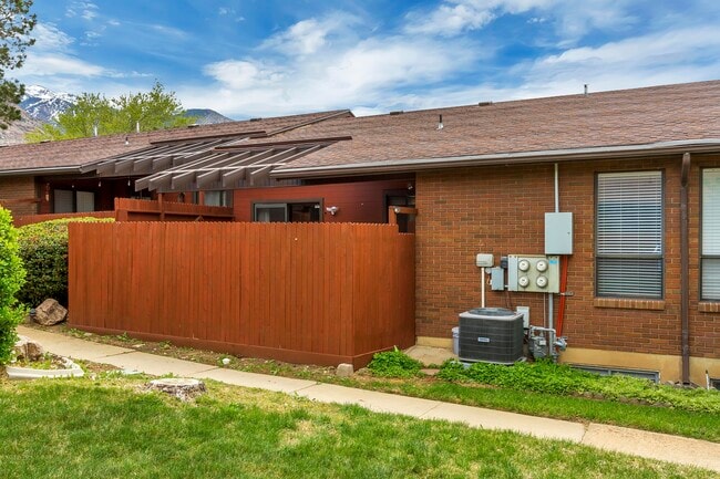 1310 E 1990 S, Unit 23 in Ogden, UT - Foto de edificio - Building Photo