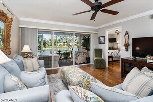 379 Gabriel Cir in Naples, FL - Building Photo