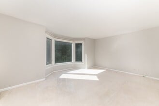 2400 Windsor Mall in Park Ridge, IL - Building Photo - Building Photo