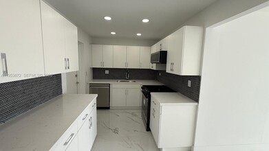 16850 S Glades Dr in North Miami Beach, FL - Building Photo - Building Photo